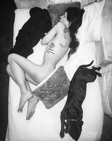 Nina Moric mostra il lato b su Instagram 11