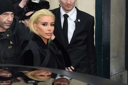 Kardashian cambia look: caschetto biondo platino 7