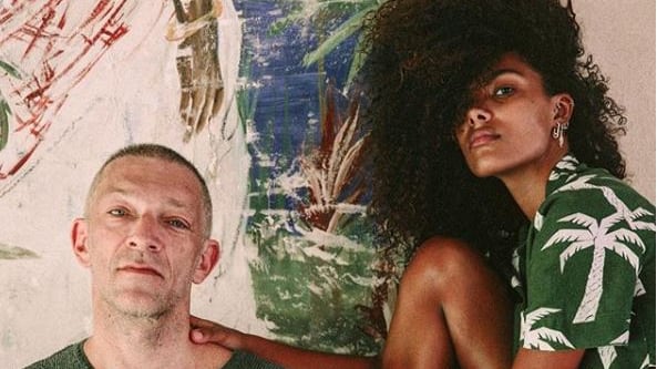 "La pu... opportunista e il pedofilo tossicodipendente": Cassel e la fidanzata deridono i fan