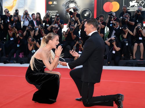 Il red carpet, la proposta di nozze e le polemiche: cosa è successo a Sophie Codegoni