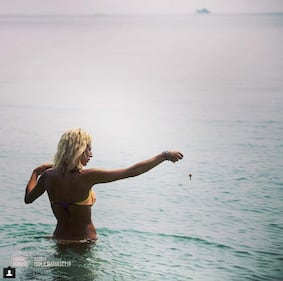 Isola dei Famosi 2016: momento hot per Mercedesz Henger 20