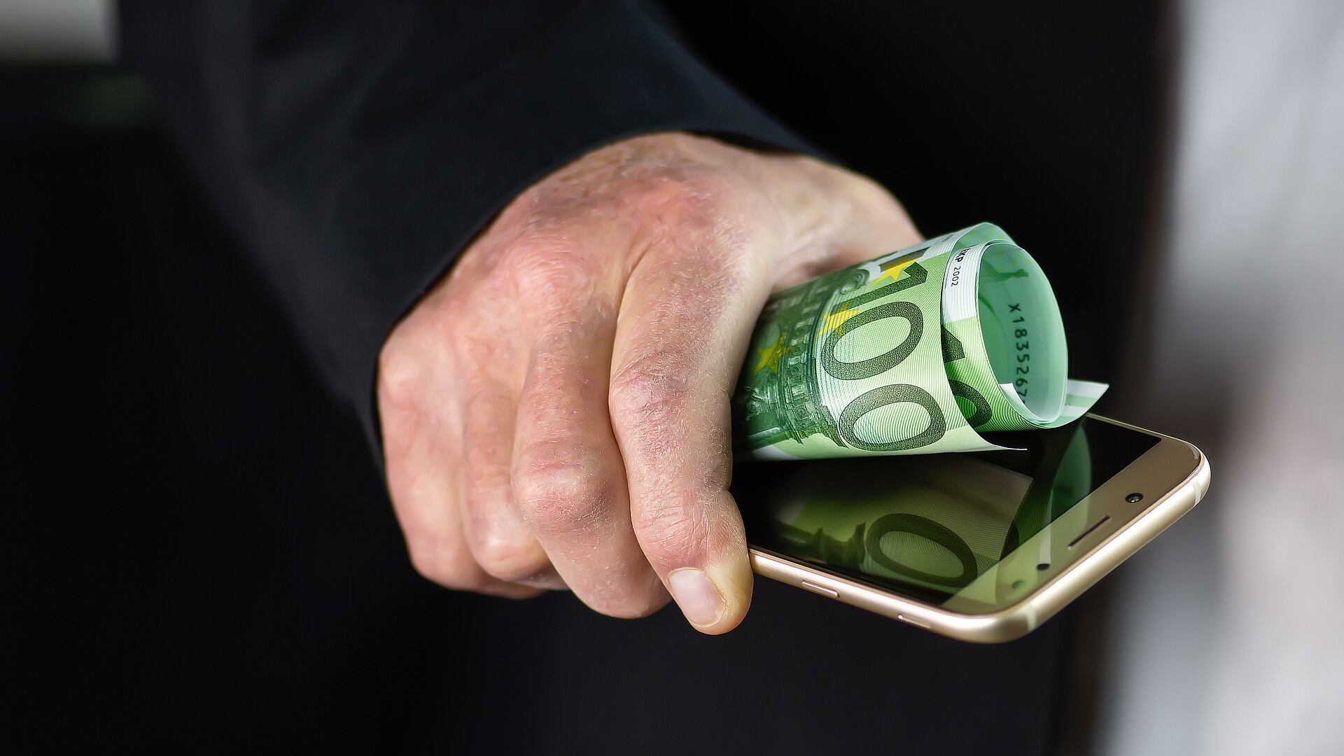 Via l'assegno per il cellulare? La lista dei bonus a rischio