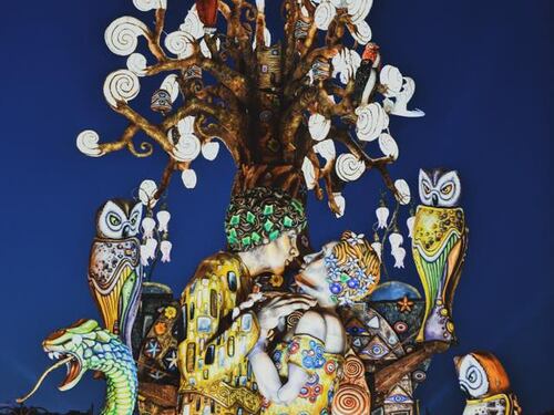 Il bacio di Klimt è tra due uomini: a Putignano sfila il carro anti omofobia