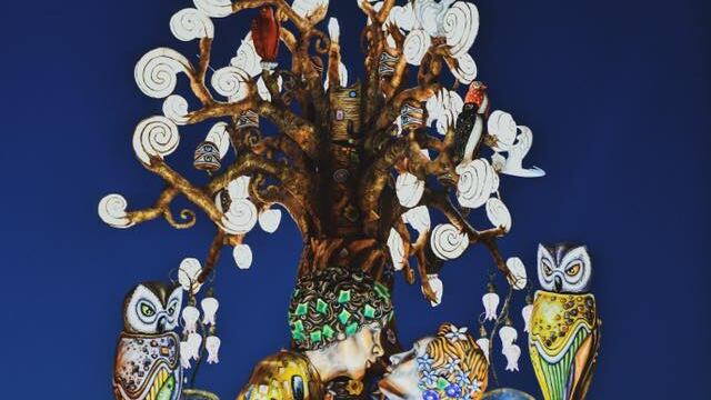 Il bacio di Klimt è tra due uomini: a Putignano sfila il carro anti omofobia