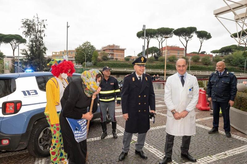 Befana, la solidarietà della polizia ai bimbi ricoverati al Gemelli 1