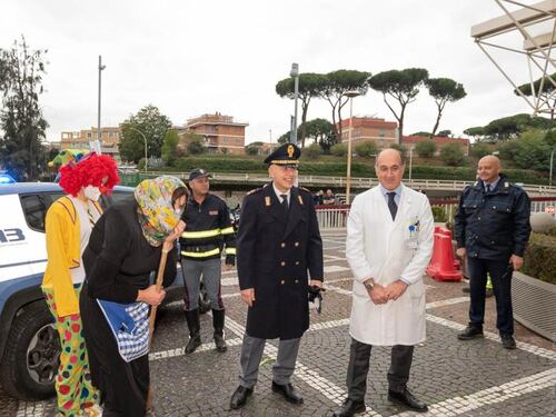 Befana, la solidarietà della polizia ai bimbi ricoverati al Gemelli
