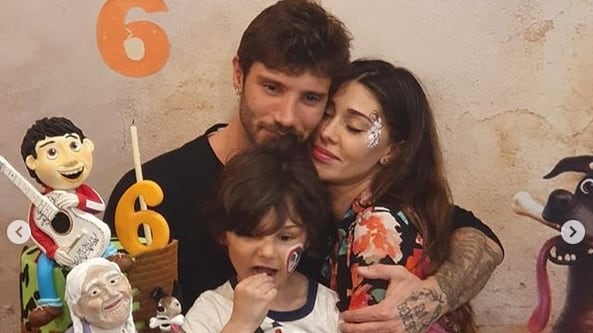 Belen e Stefano De Martino (ufficialmente) insieme per il compleanno di Santiago