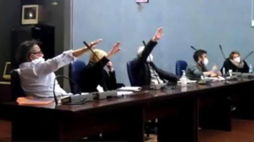 Cogoleto, saluto romano in aula: indagati i 3 consiglieri