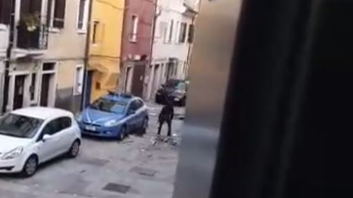 Distrugge a sprangate auto della polizia e semina il panico in strada
