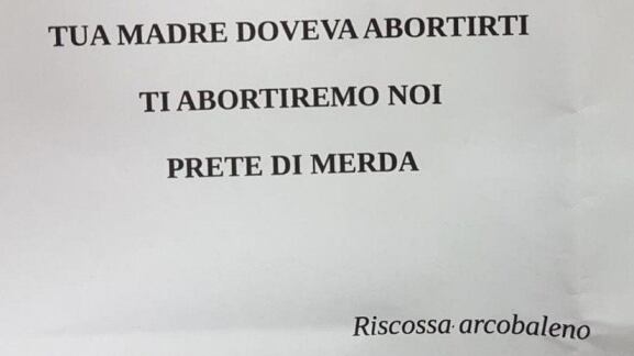 Gay minacciano prete anti Pride: "ti abortiremo noi prete di m..."