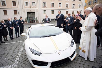 La Lamborghini ha regalato una supercar al Papa 2