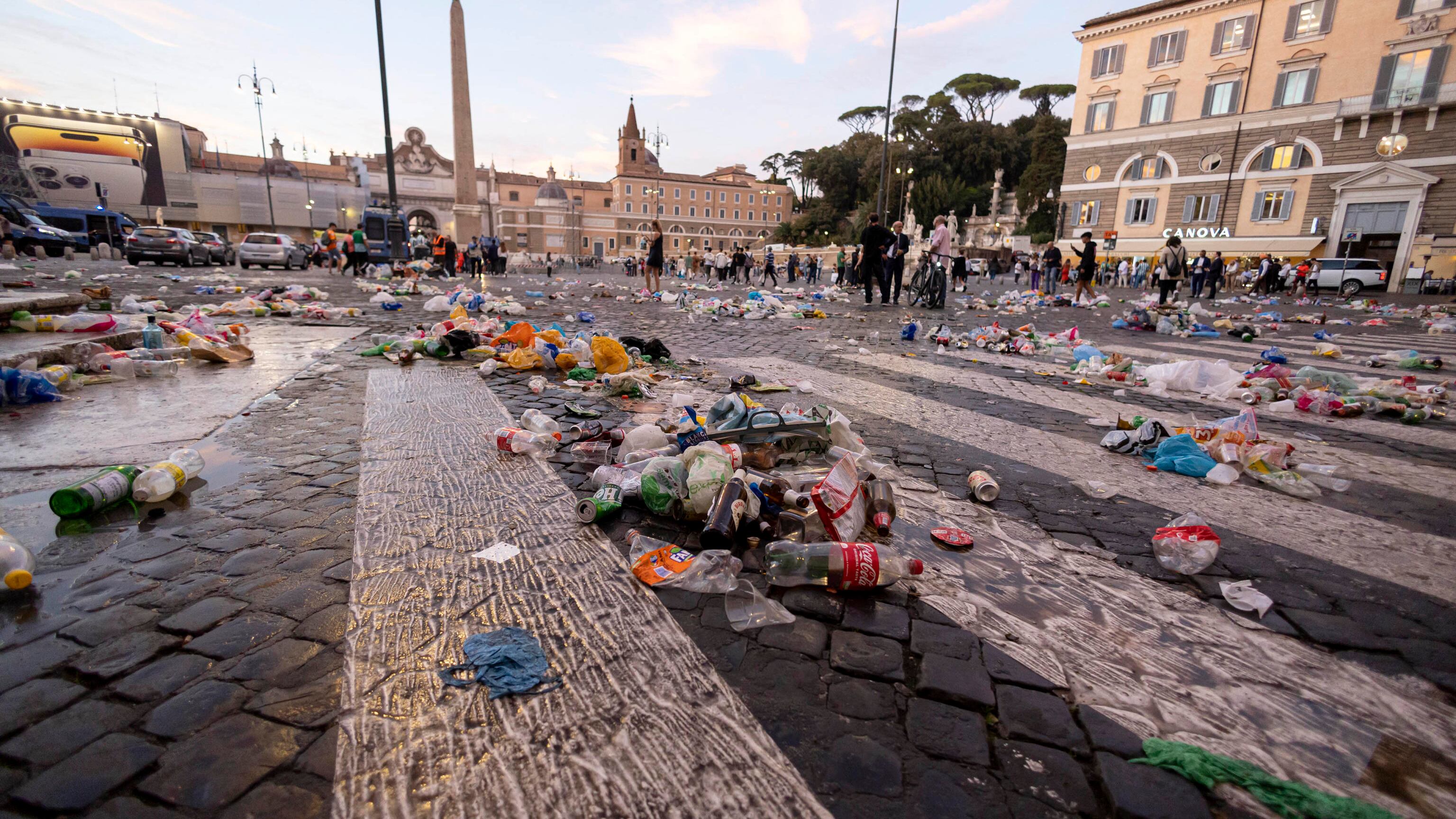 "Babbo Natale?" Così Calenda sotterra Gualtieri