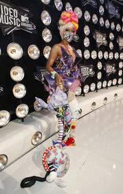Nicky Minaj sexy con un abito di serpenti 13