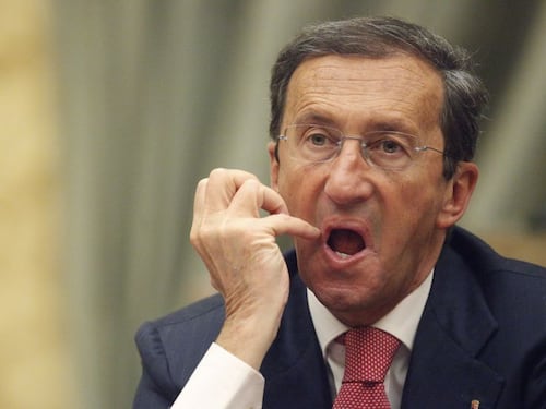 Casa Montecarlo, Fini non molla la poltrona