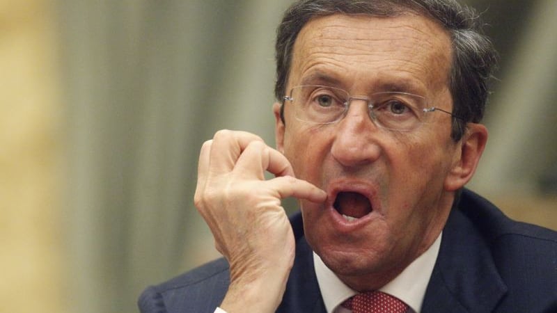 Casa Montecarlo, Fini non molla la poltrona