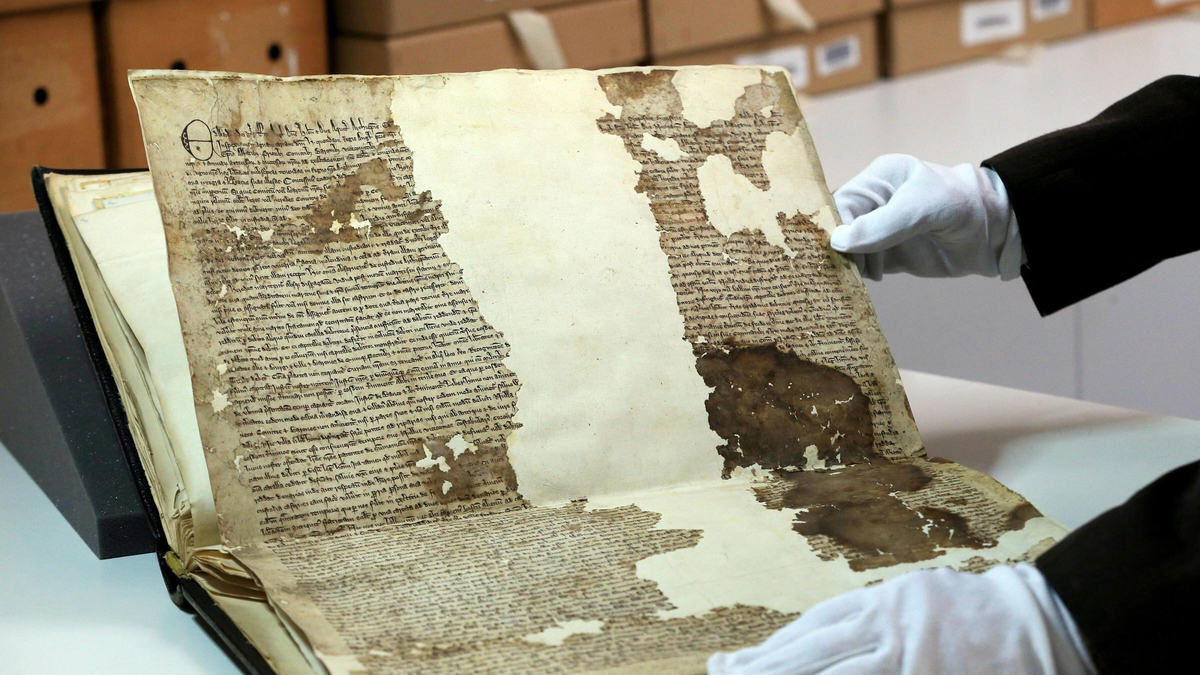 Entra col martello in cattedrale e prova a rubare la Magna Carta