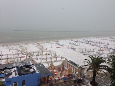 Un'incredibile grandinata imbianca la spiaggia di Grottamare 1