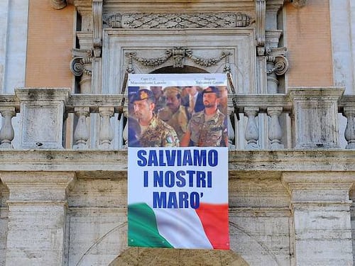 Lo sfregio di Marino ai marò: via lo striscione dal Campidoglio