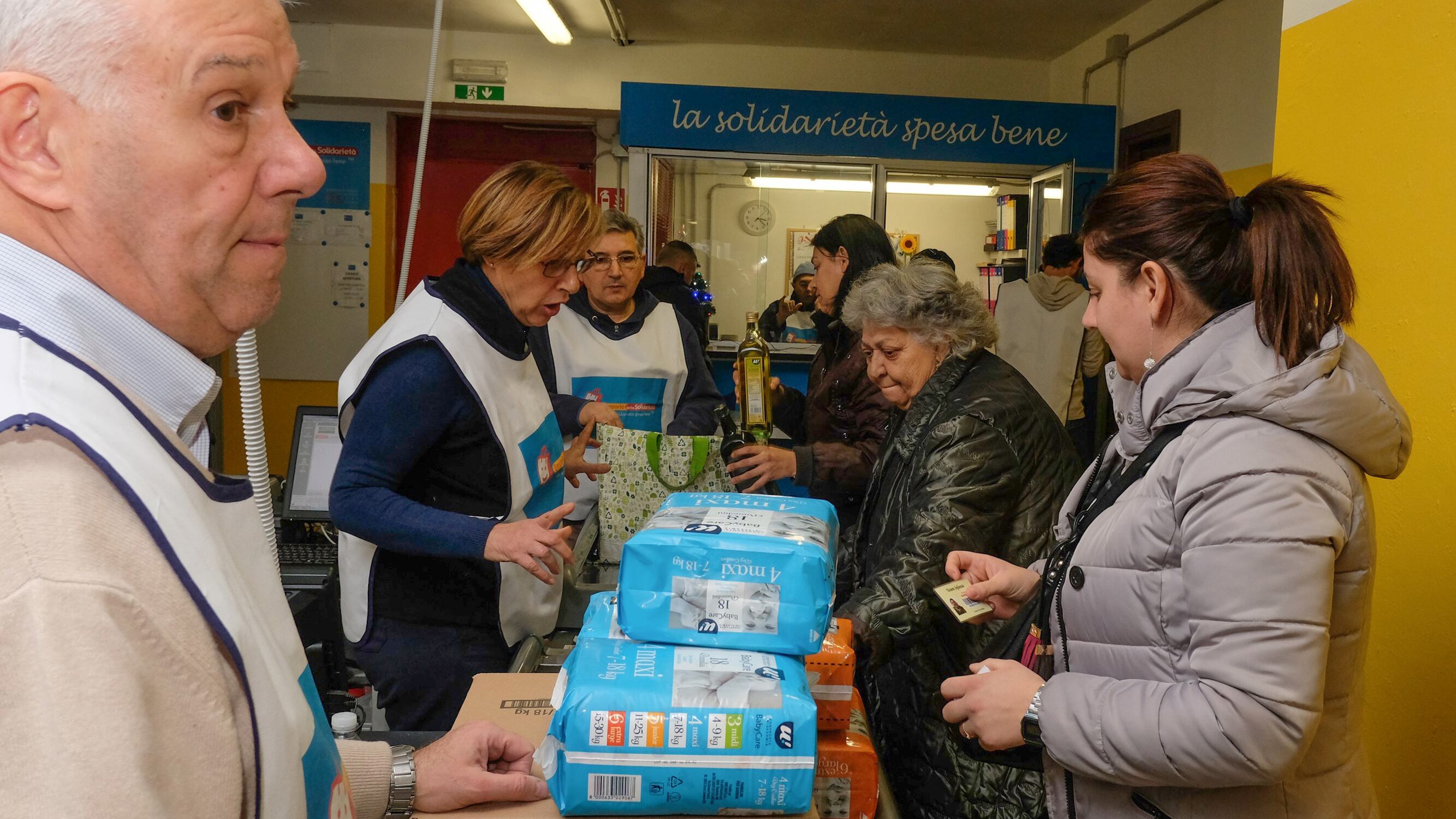 Italiani ed ex benestanti in fila all'emporio solidale