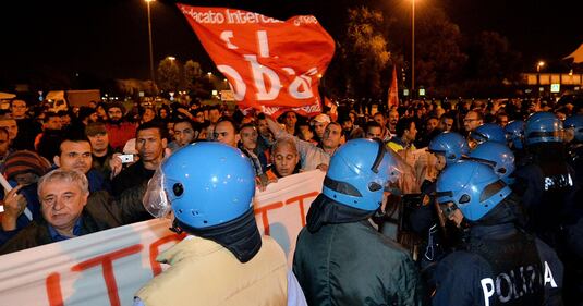 Torino, guerriglia antagonista ai mercati generali 7