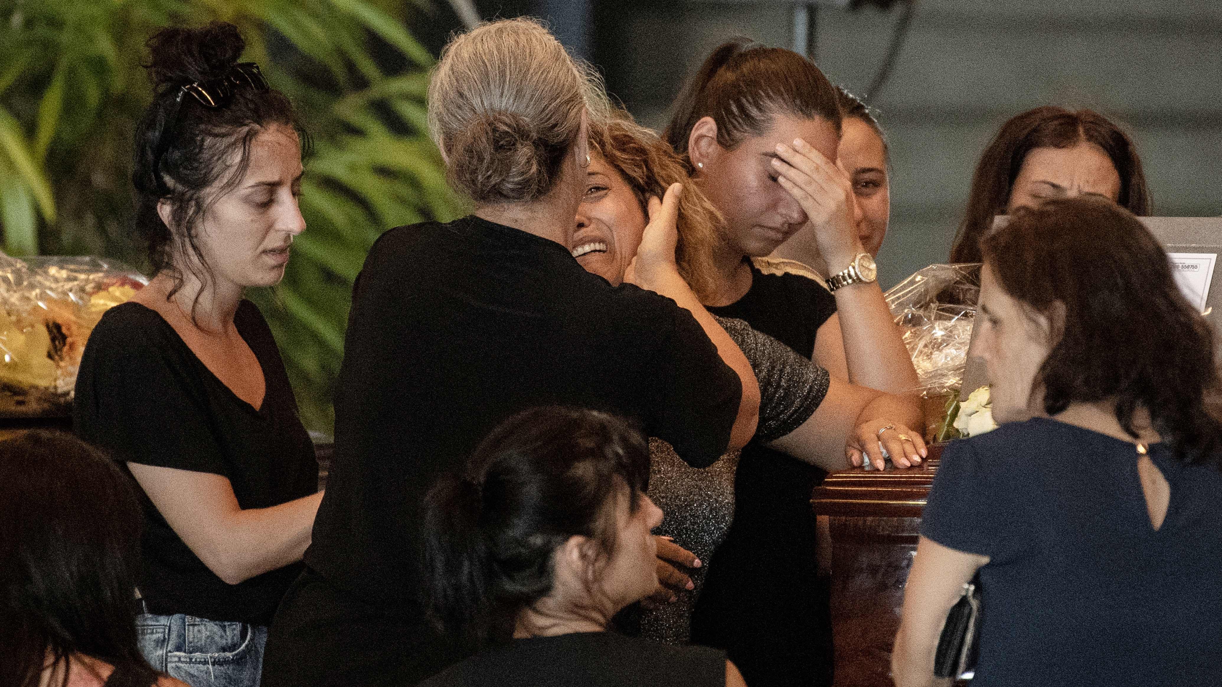 La rivolta delle famiglie: "È un omicidio di Stato. No ai funerali pubblici"