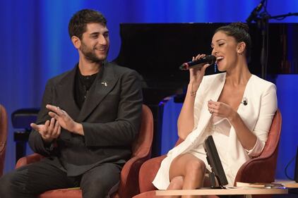 Belen Rodriguez sexy al Maurizio Costanzo Show 4