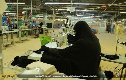 Iraq, l'industria dell'Isis dove le donne creano i veli per le bambine 3
