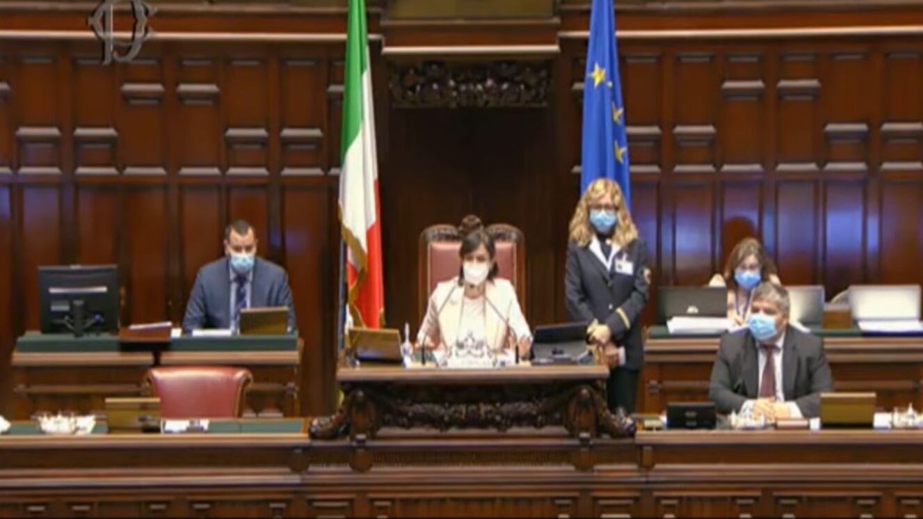 Sgarbi in Aula si rifiuta di portare la mascherina. Scontro con Carfagna