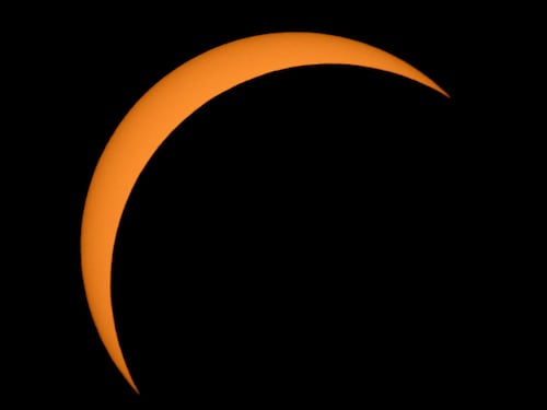 Occhi al cielo per l'eclissi solare ibrida: ecco che cos'è