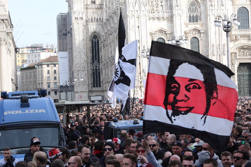 Milano, birra a fiumi per i tifosi tedeschi dell'Eintracht 1