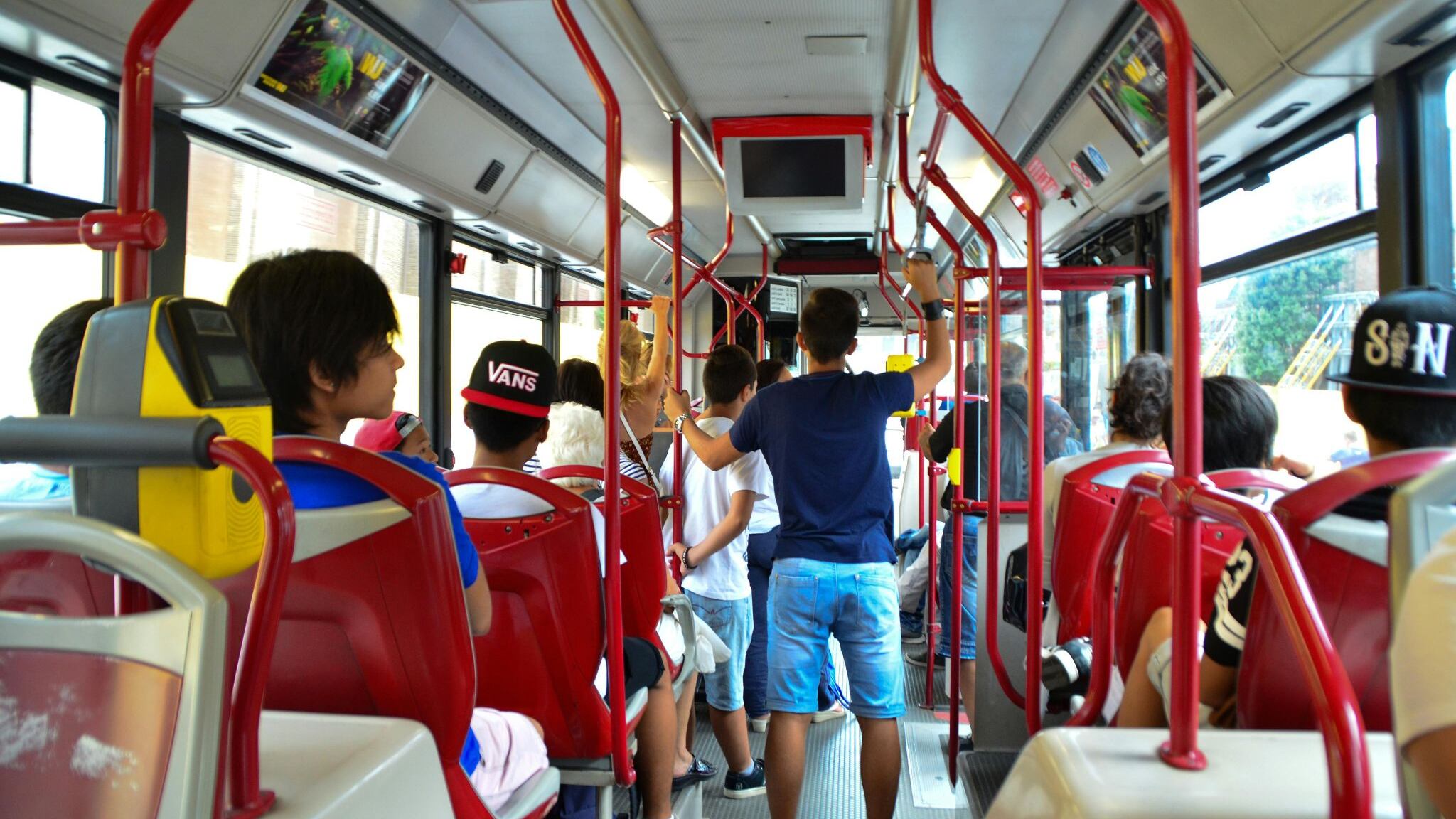 Si addormenta sull'autobus verso casa e supera la sua fermata: per lo studente una multa da 58 euro