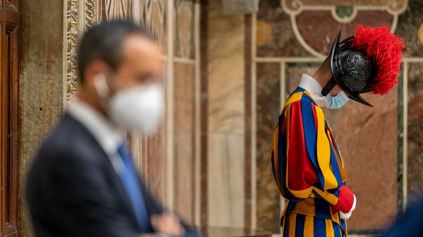 Guardie svizzere no vax, pillole anti-covid e le elezioni: quindi, oggi...