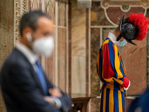 Guardie svizzere no vax, pillole anti-covid e le elezioni: quindi, oggi...