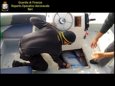 Bari, la guardia di finanza ferma un'imbarcazione piena di droga 1