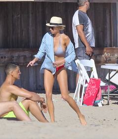 Charlotte McKinney: seno esplosivo in spiaggia 23