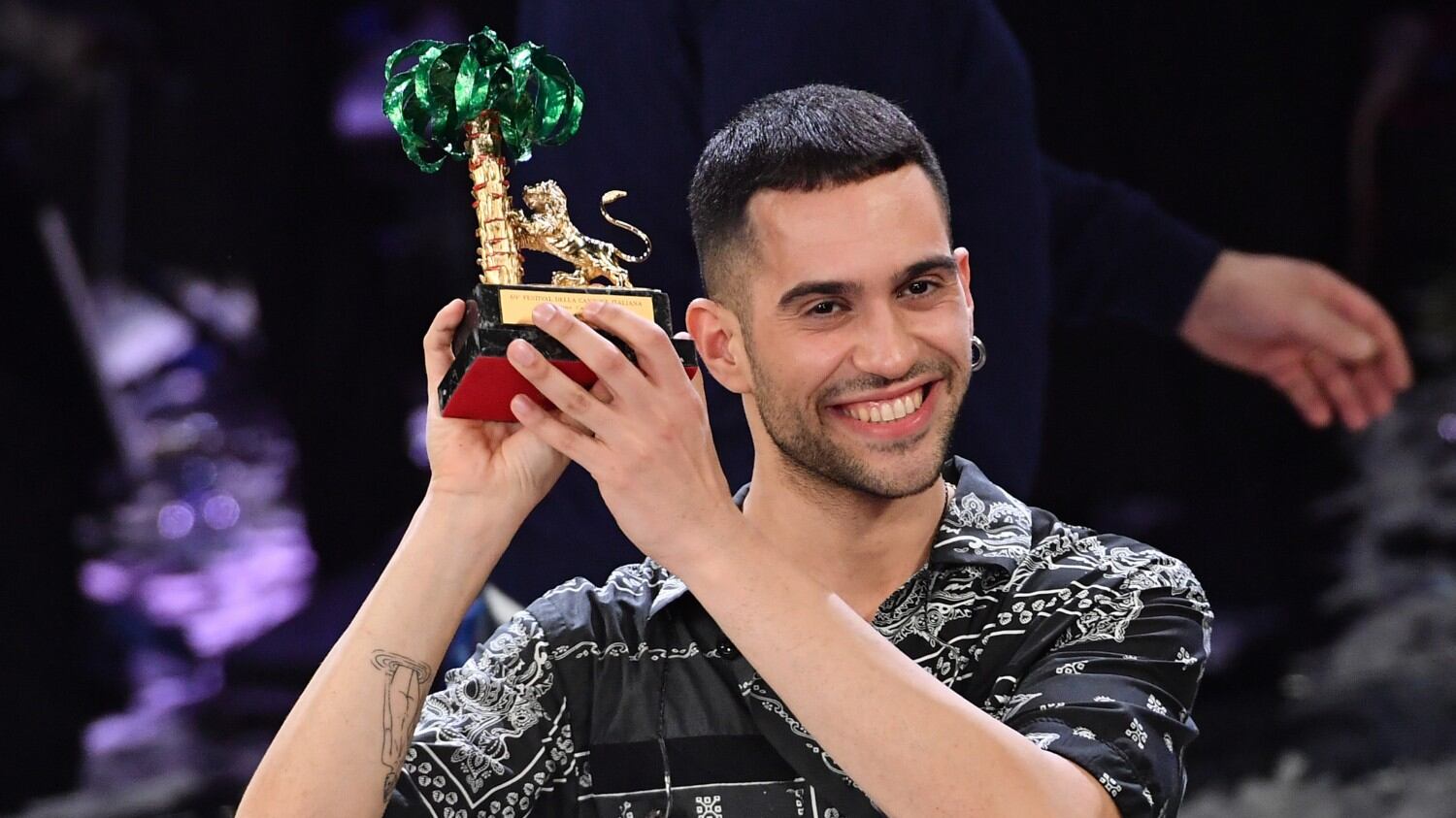 Il fake del finto giornalista che cavalca la polemica sulla vittoria di Mahmood