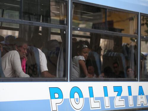 Migranti ospitati nelle ville di lusso: a Capalbio anche il Pd protesta