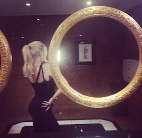 Wanda Nara hot, legge e mostra il lato b 19