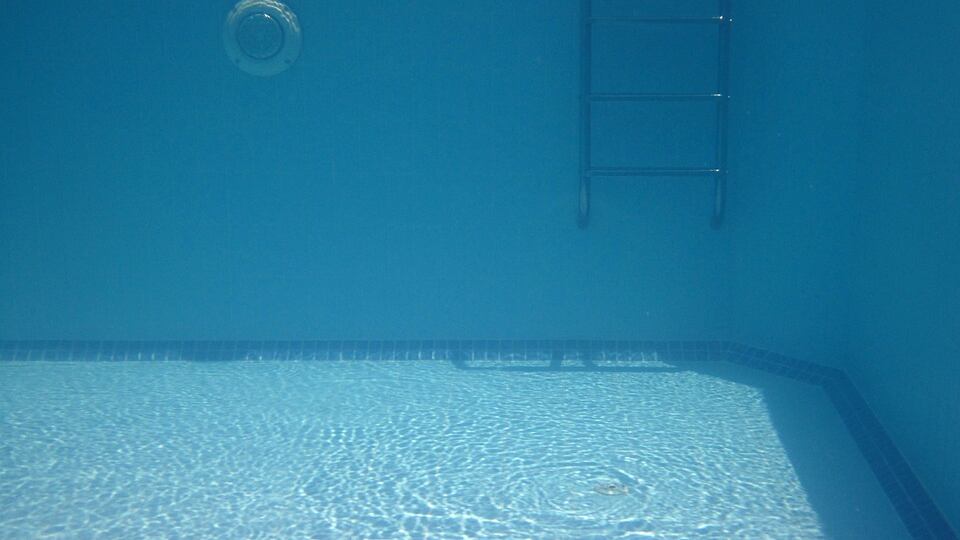 Bambina muore in piscina, risucchiata dalla pompa