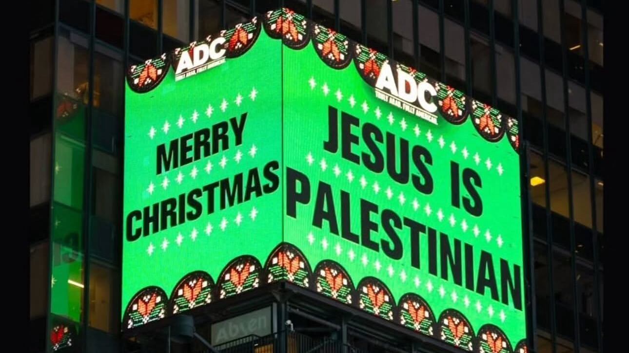 “Gesù è palestinese”. È bufera sulla scritta apparsa a Times Square