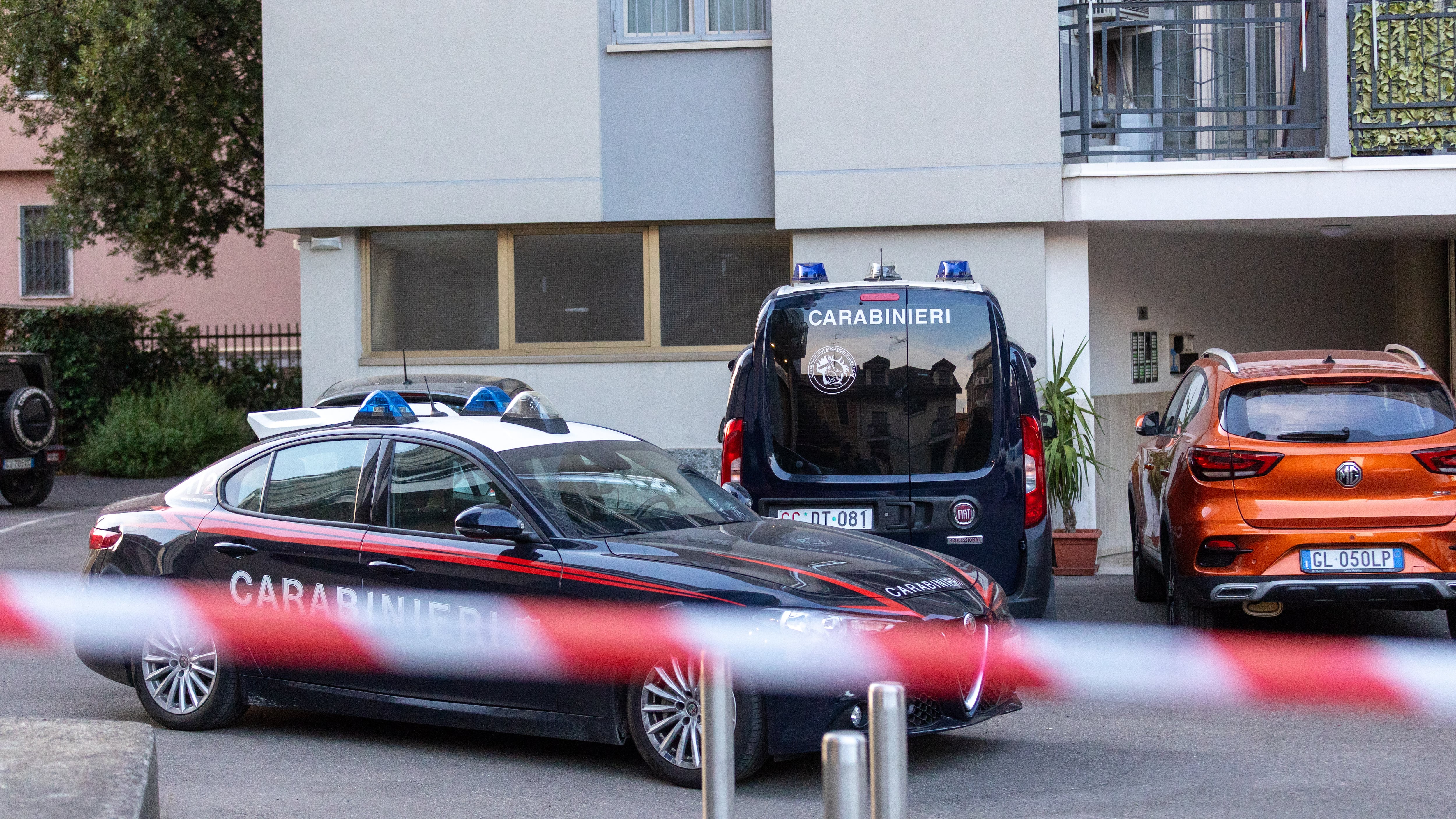 Scrive “Allah Akbar” sulla lama di un coltello e tenta di attaccare la polizia locale: fermato un marocchino