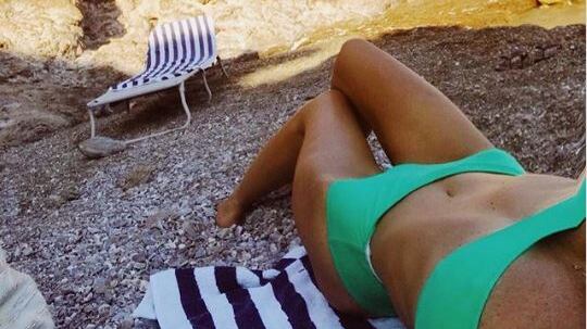 Alessia Marcuzzi in bikini massacrata dai social