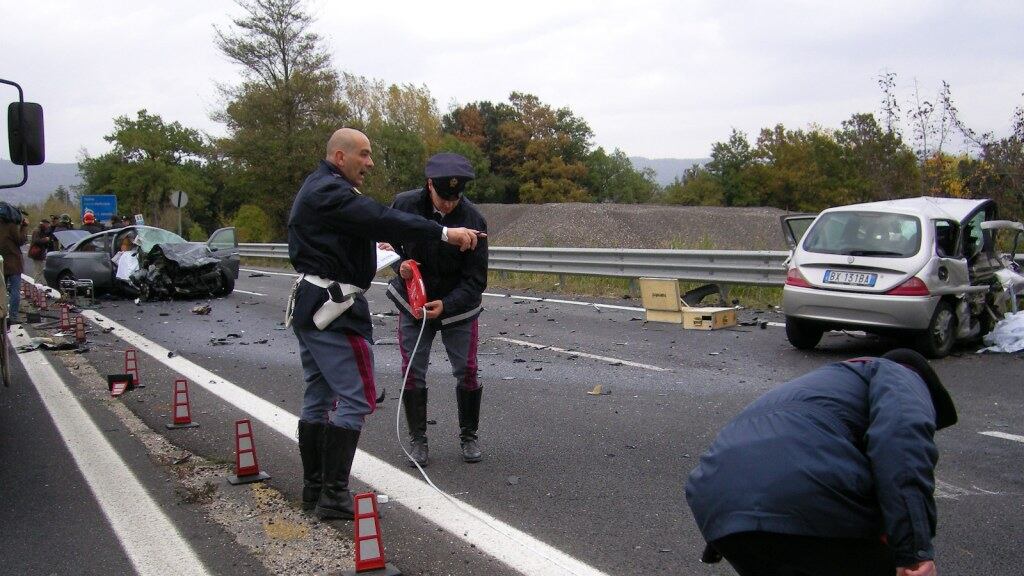 Maltempo, frane e disagi. Scontro tra auto nel Torinese: tre morti