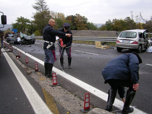 Maltempo, frane e disagi. Scontro tra auto nel Torinese: tre morti