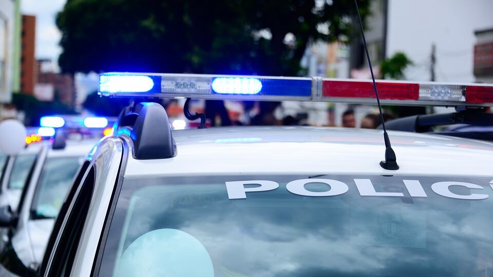 Napoli, tre minorenni in fuga da un posto di blocco feriscono poliziotti