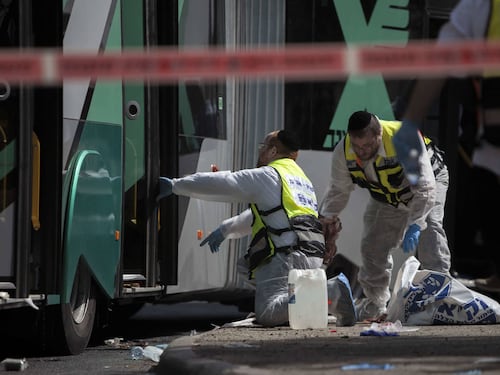 Israele nel terrore, tre i morti. Hamas esulta: "Eroi da imitare"