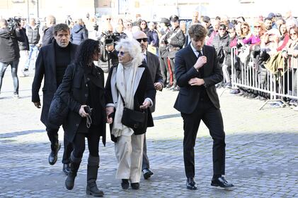 Applausi, lacrime e messagi d'affetto: i funerali di Eleonora Giorgi a Roma 8