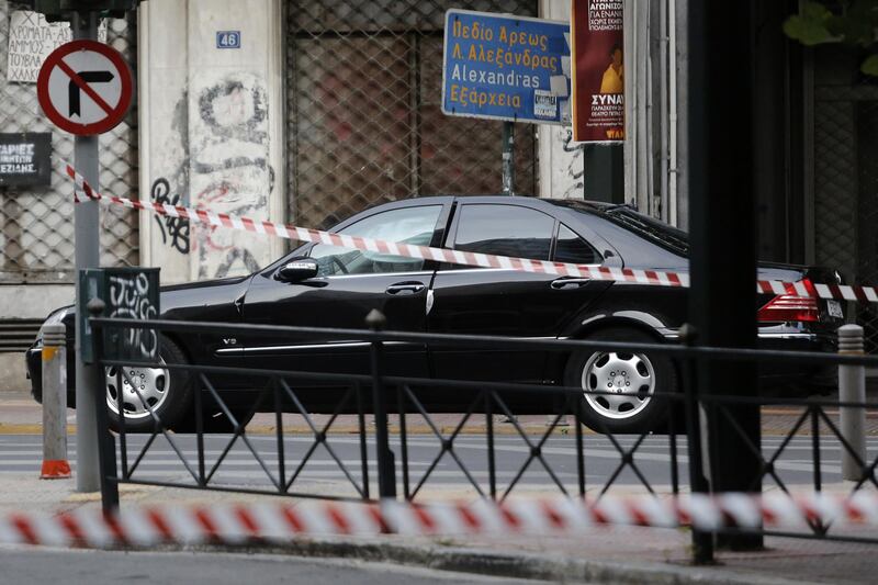 Una busta esplode nell'auto di Papademos 8