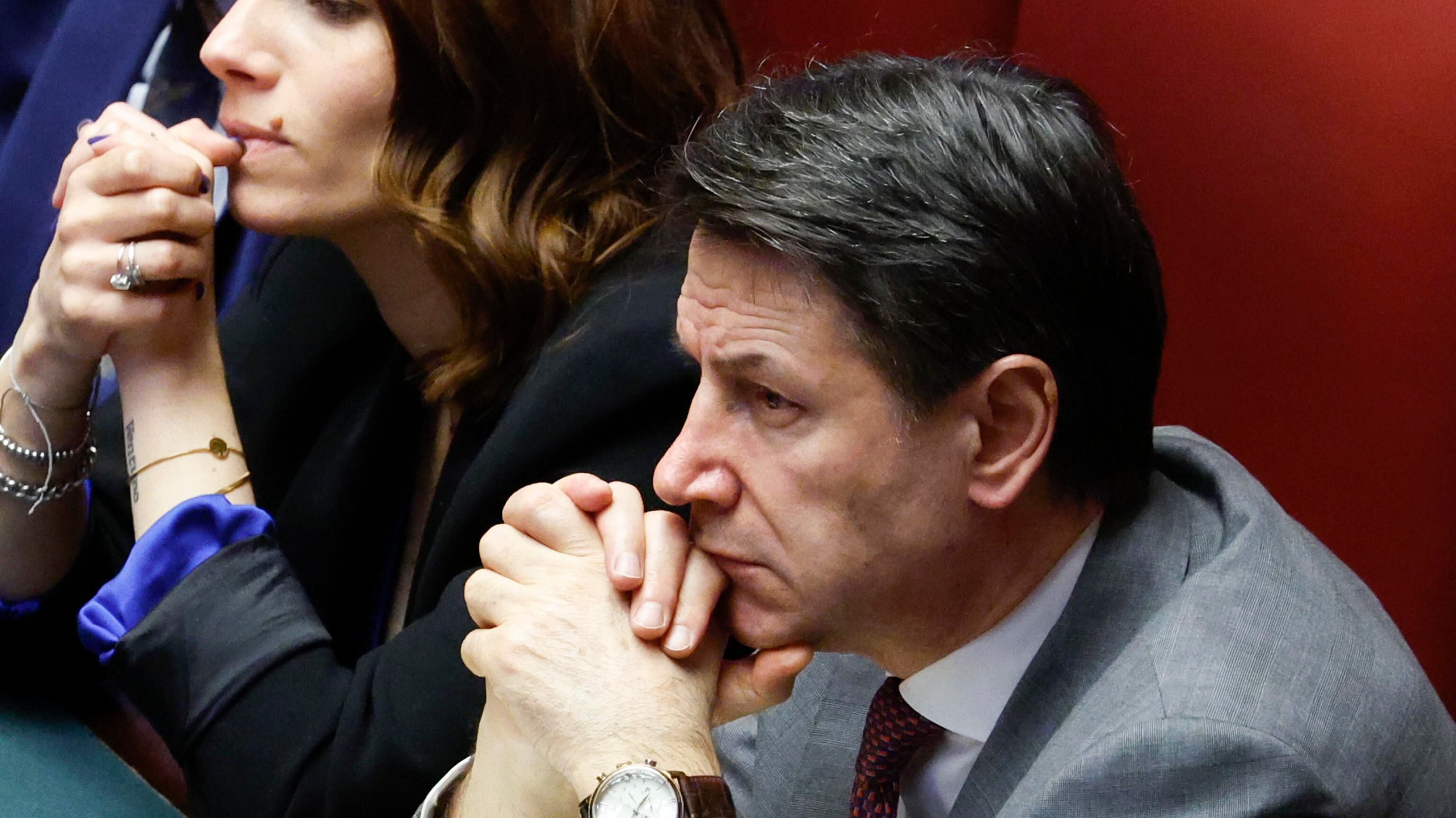 "Parossismo celebrativo". Assente ai funerali del Cav, Conte si giustifica così