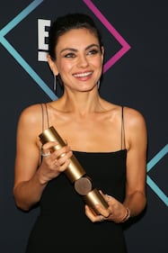 Il look total black di Mila Kunis al People's Choice Awards 1